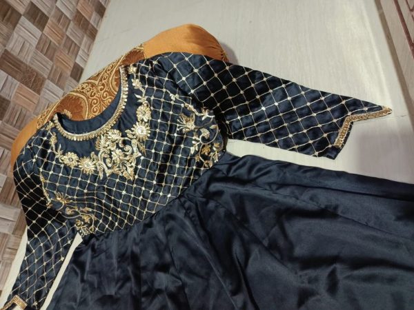 Tilla Embroidered Fancy Silk Frok – Bild 3